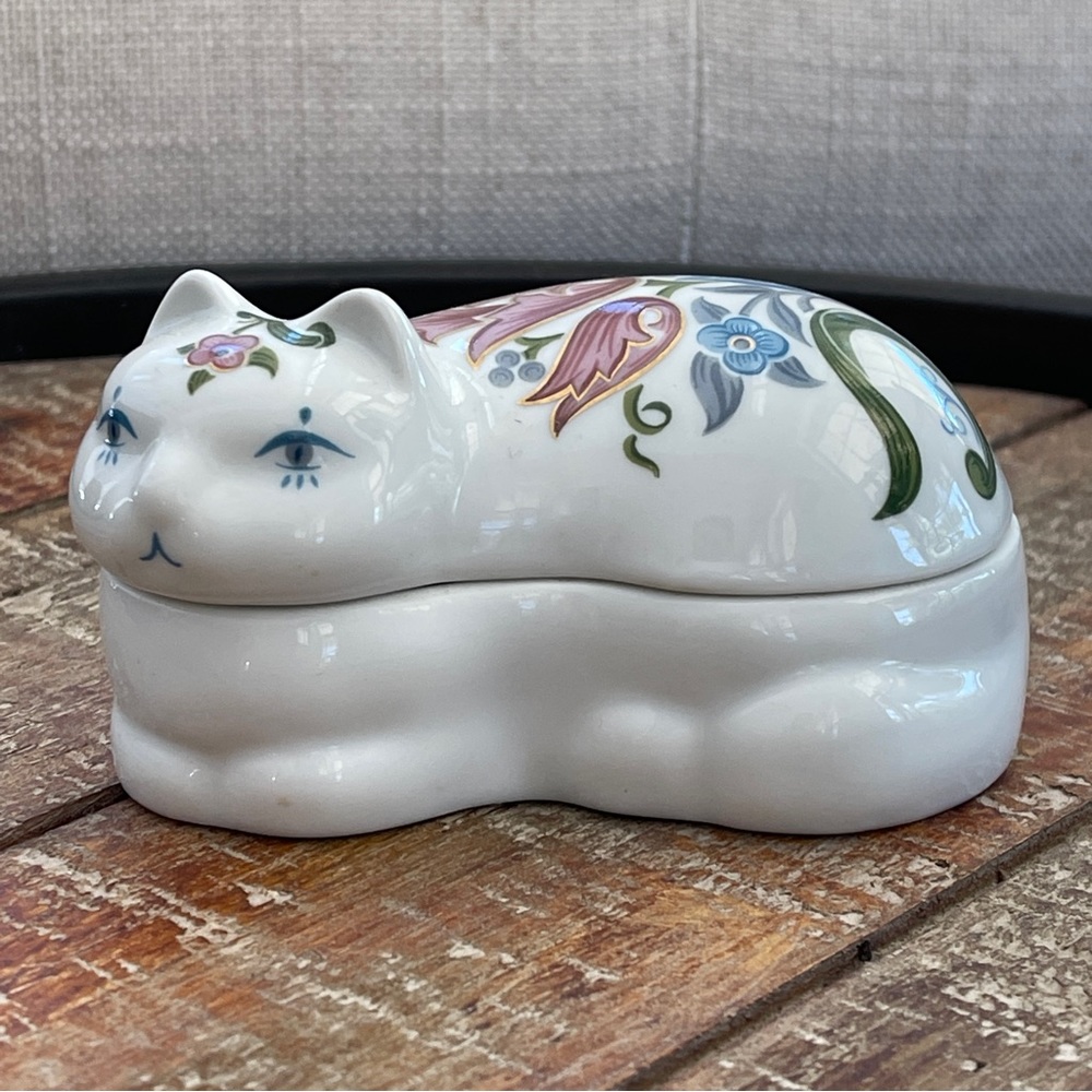 Vintage Japan Elizabeth Arden Cat Trinket box